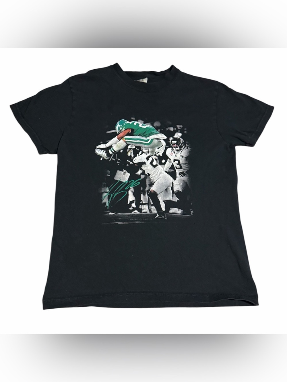 SAQUON BARKLEY backward hurdle tee with a green signature detail. Size Small